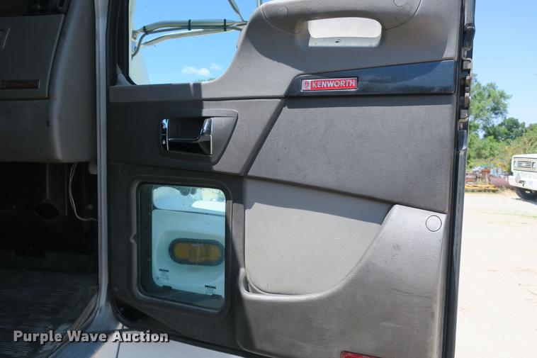 image for item DE3708 2007 Kenworth T300 service truck