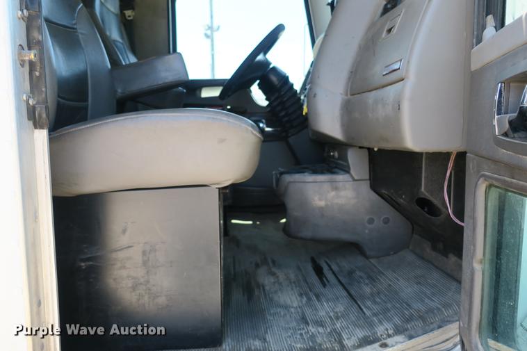 image for item DE3708 2007 Kenworth T300 service truck