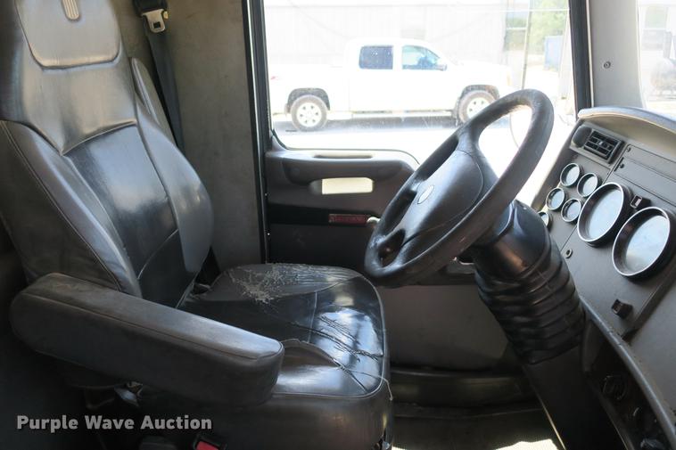 image for item DE3708 2007 Kenworth T300 service truck