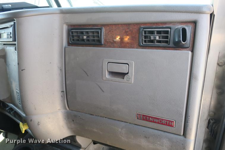 image for item DE3708 2007 Kenworth T300 service truck