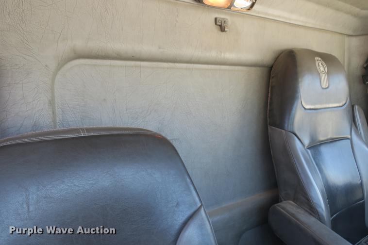 image for item DE3708 2007 Kenworth T300 service truck