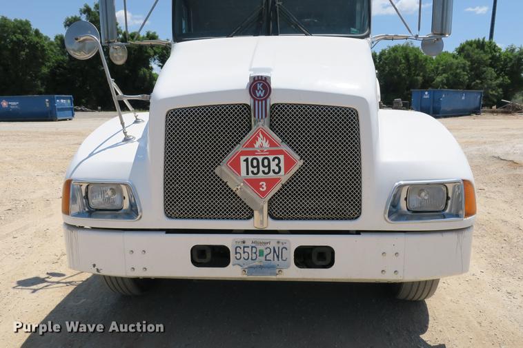 image for item DE3708 2007 Kenworth T300 service truck