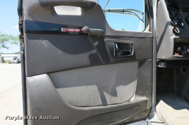 image for item DE3708 2007 Kenworth T300 service truck