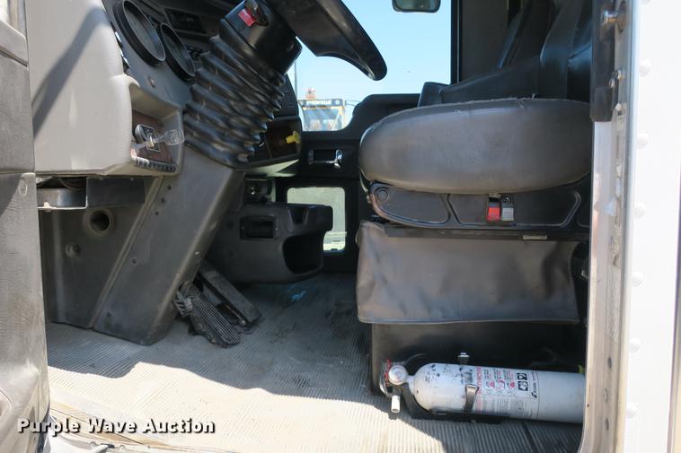 image for item DE3708 2007 Kenworth T300 service truck