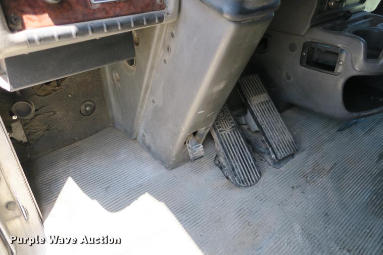 image for item DE3708 2007 Kenworth T300 service truck