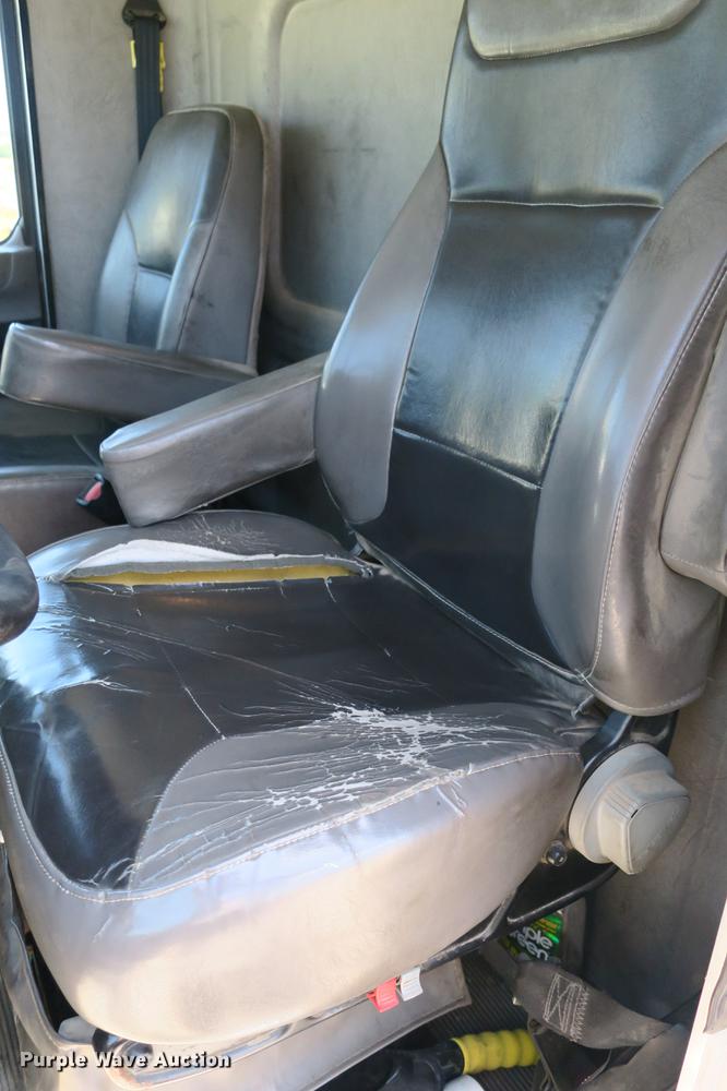 image for item DE3708 2007 Kenworth T300 service truck