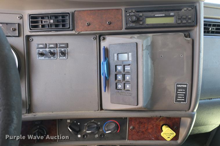 image for item DE3708 2007 Kenworth T300 service truck