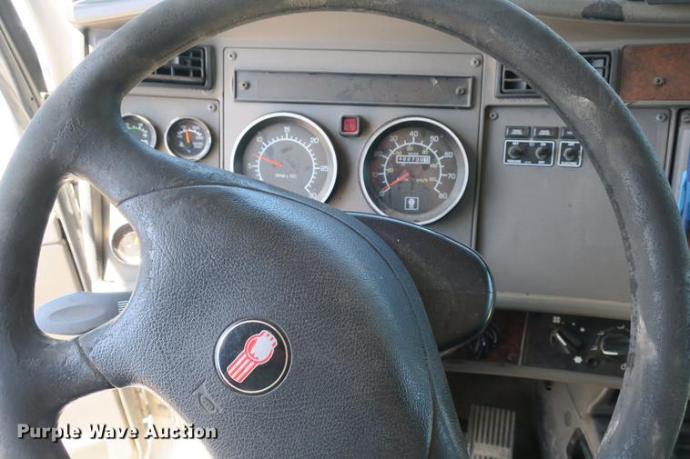 image for item DE3708 2007 Kenworth T300 service truck