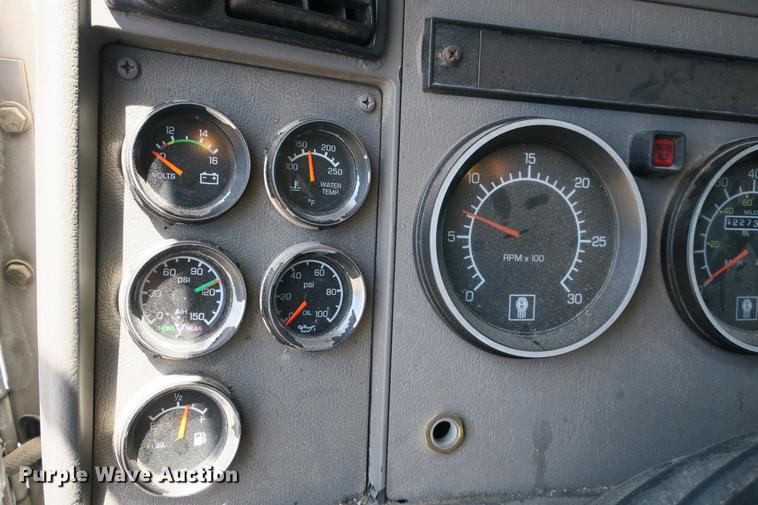 image for item DE3708 2007 Kenworth T300 service truck