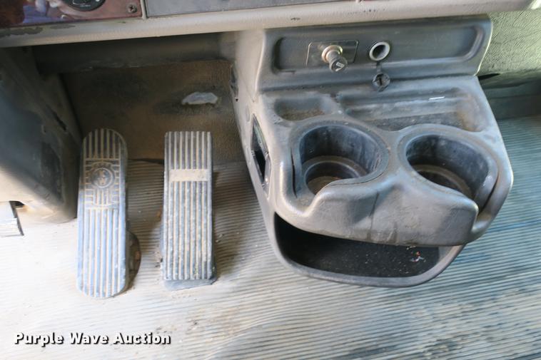 image for item DE3708 2007 Kenworth T300 service truck