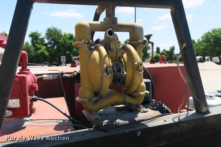 image for item DE3708 2007 Kenworth T300 service truck