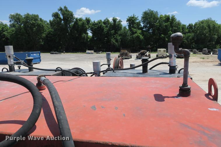 image for item DE3708 2007 Kenworth T300 service truck