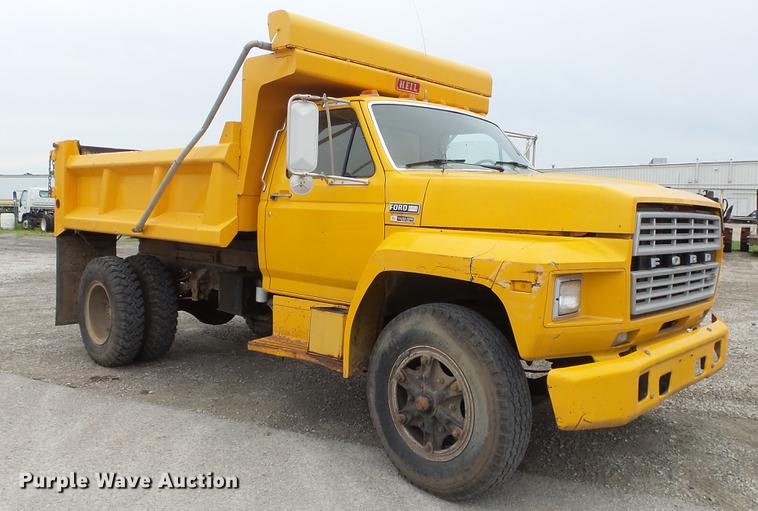image for item DE7141 1984 Ford F700 dump truck