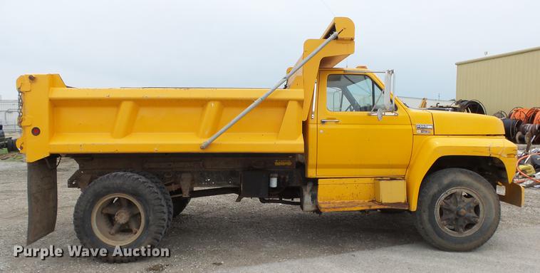image for item DE7141 1984 Ford F700 dump truck