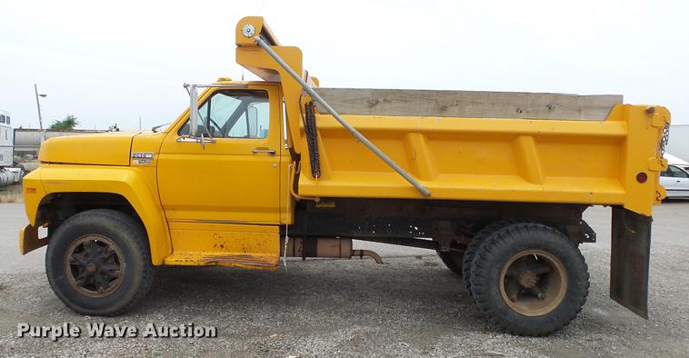 image for item DE7141 1984 Ford F700 dump truck