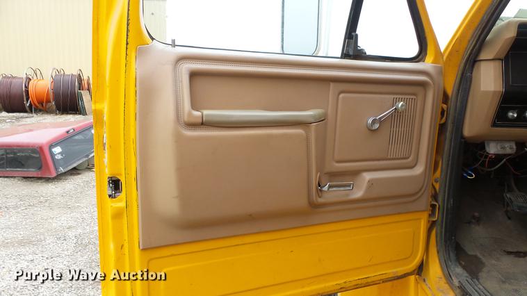 image for item DE7141 1984 Ford F700 dump truck