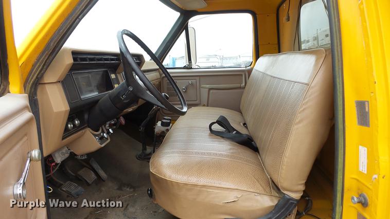 image for item DE7141 1984 Ford F700 dump truck