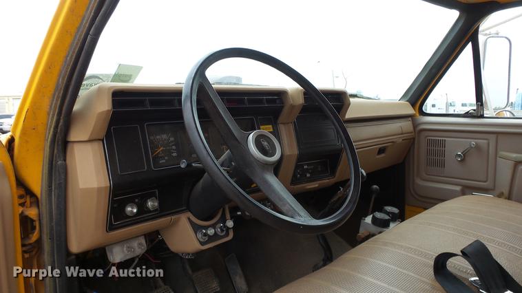 image for item DE7141 1984 Ford F700 dump truck