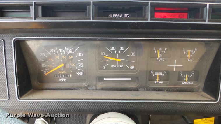 image for item DE7141 1984 Ford F700 dump truck