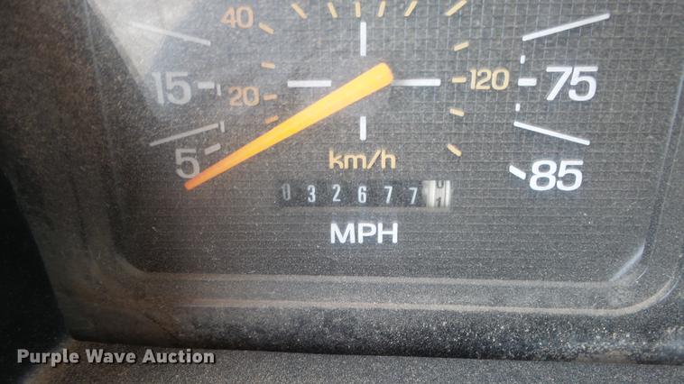 image for item DE7141 1984 Ford F700 dump truck