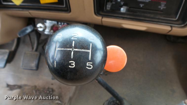 image for item DE7141 1984 Ford F700 dump truck