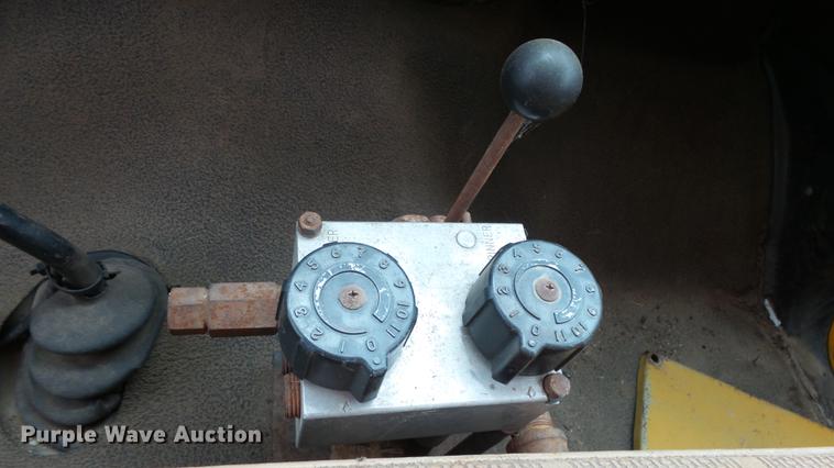 image for item DE7141 1984 Ford F700 dump truck