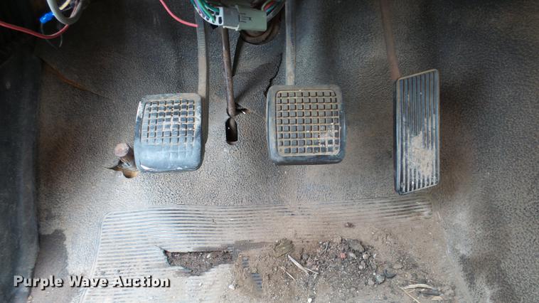 image for item DE7141 1984 Ford F700 dump truck