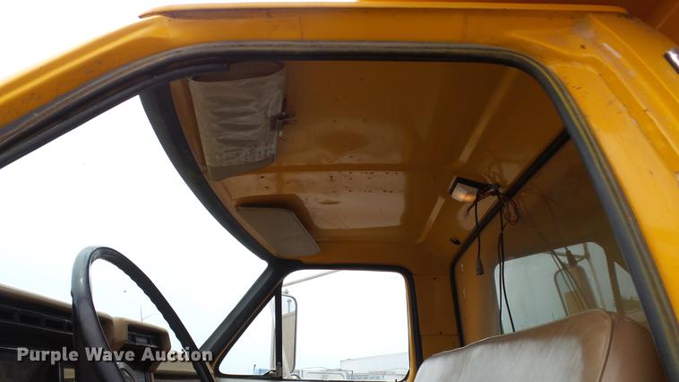 image for item DE7141 1984 Ford F700 dump truck
