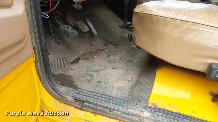 image for item DE7141 1984 Ford F700 dump truck