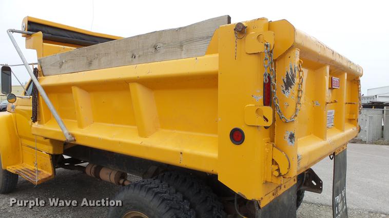 image for item DE7141 1984 Ford F700 dump truck