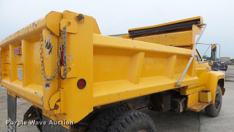 image for item DE7141 1984 Ford F700 dump truck