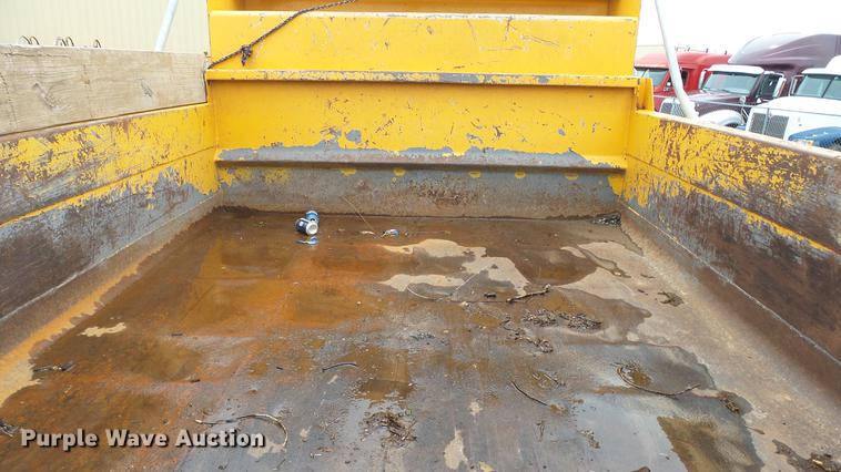 image for item DE7141 1984 Ford F700 dump truck