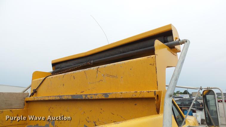 image for item DE7141 1984 Ford F700 dump truck