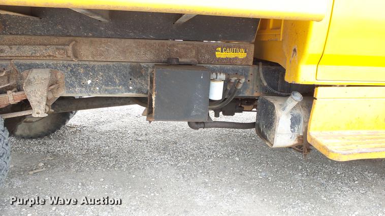 image for item DE7141 1984 Ford F700 dump truck