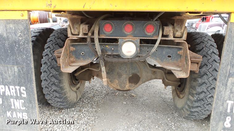 image for item DE7141 1984 Ford F700 dump truck