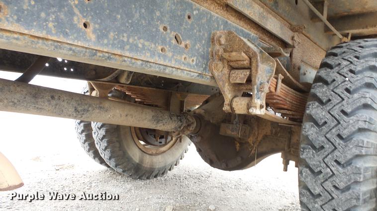 image for item DE7141 1984 Ford F700 dump truck