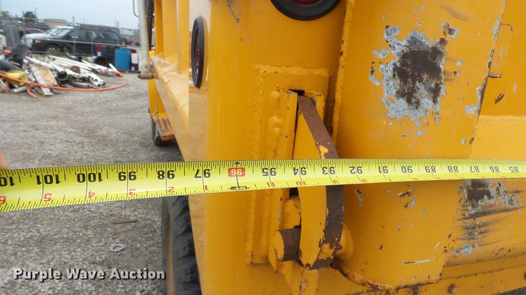 image for item DE7141 1984 Ford F700 dump truck