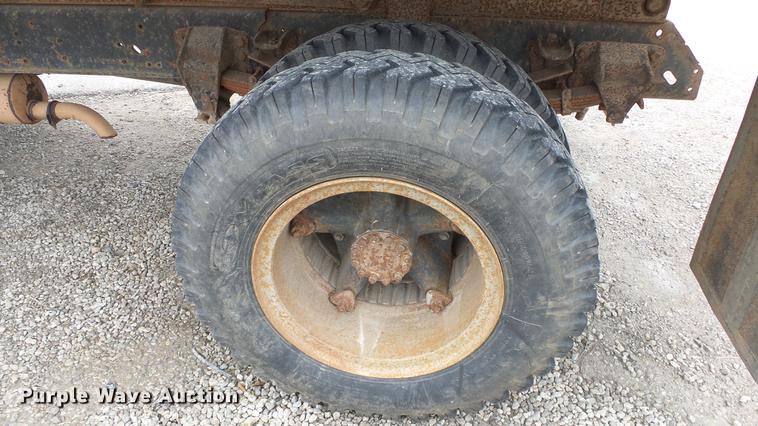 image for item DE7141 1984 Ford F700 dump truck