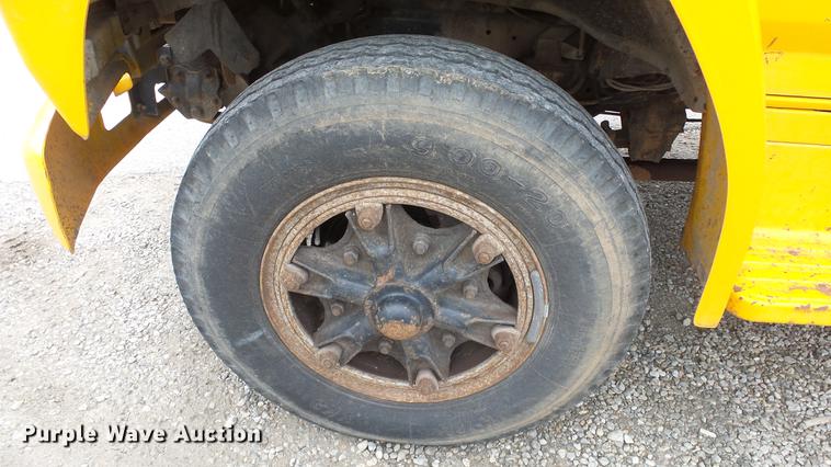 image for item DE7141 1984 Ford F700 dump truck