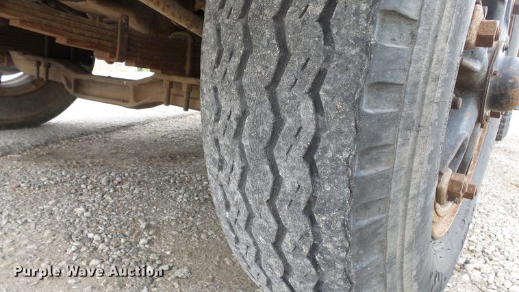 image for item DE7141 1984 Ford F700 dump truck