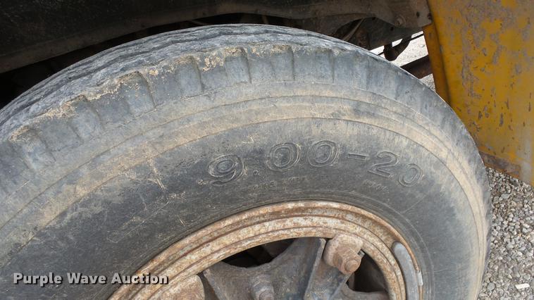 image for item DE7141 1984 Ford F700 dump truck