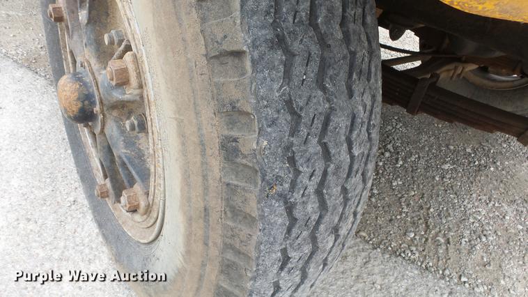 image for item DE7141 1984 Ford F700 dump truck