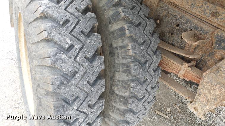 image for item DE7141 1984 Ford F700 dump truck