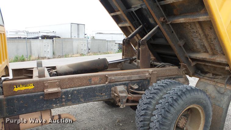 image for item DE7141 1984 Ford F700 dump truck