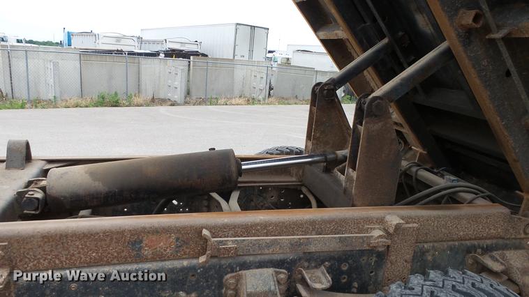 image for item DE7141 1984 Ford F700 dump truck