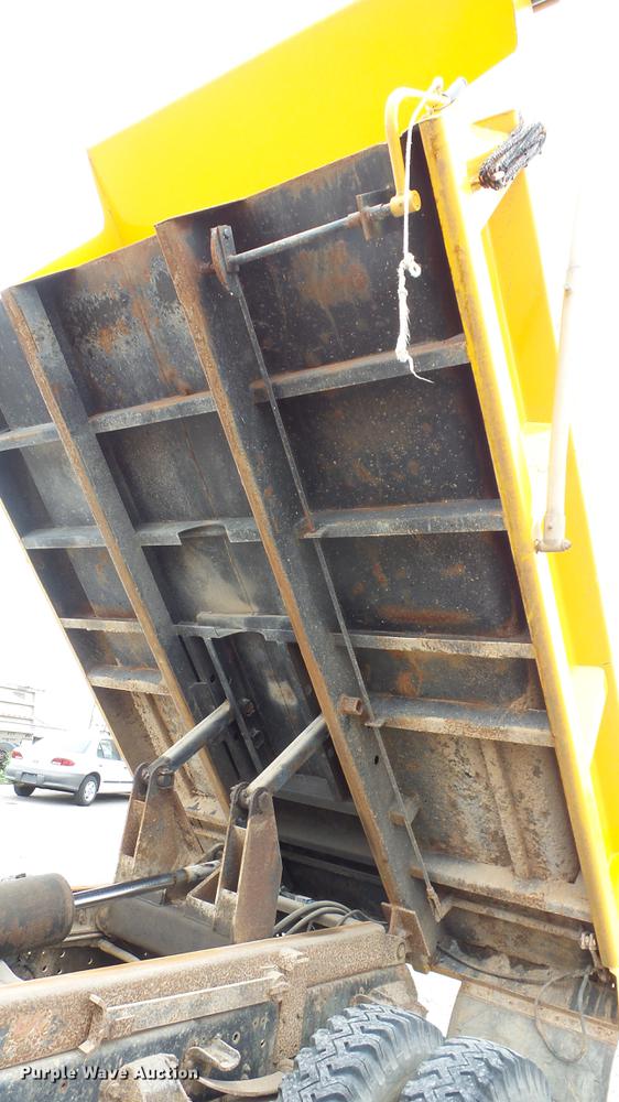 image for item DE7141 1984 Ford F700 dump truck