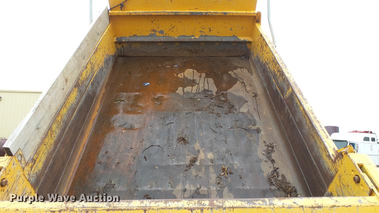 image for item DE7141 1984 Ford F700 dump truck