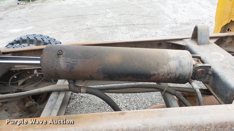 image for item DE7141 1984 Ford F700 dump truck