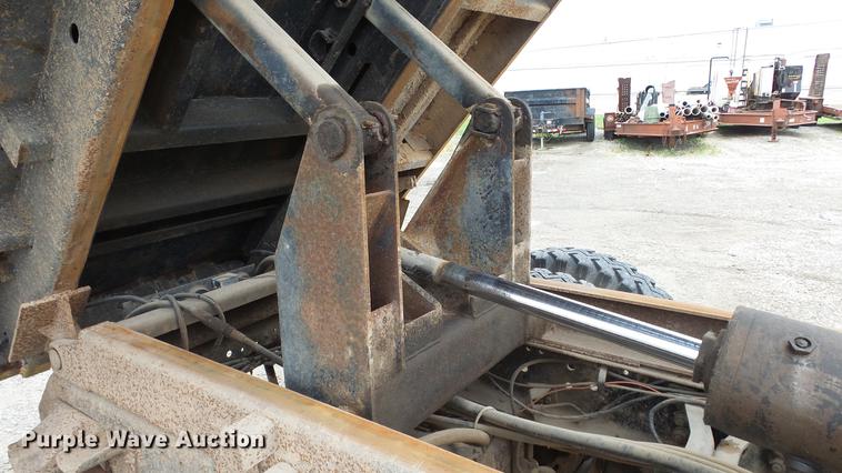 image for item DE7141 1984 Ford F700 dump truck