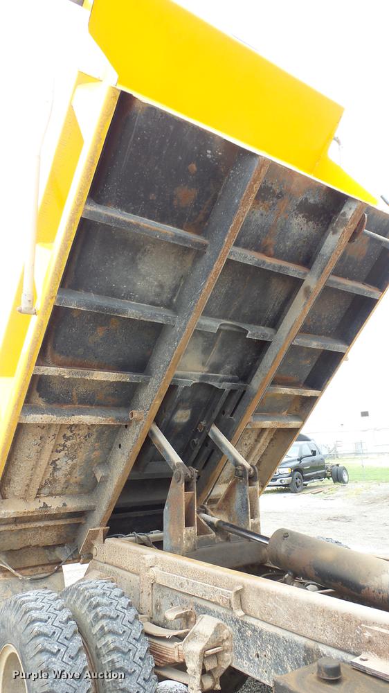 image for item DE7141 1984 Ford F700 dump truck